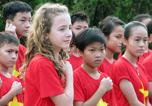 Cô bé Canada đến Việt Nam hát quốc ca gây quỹ từ thiện